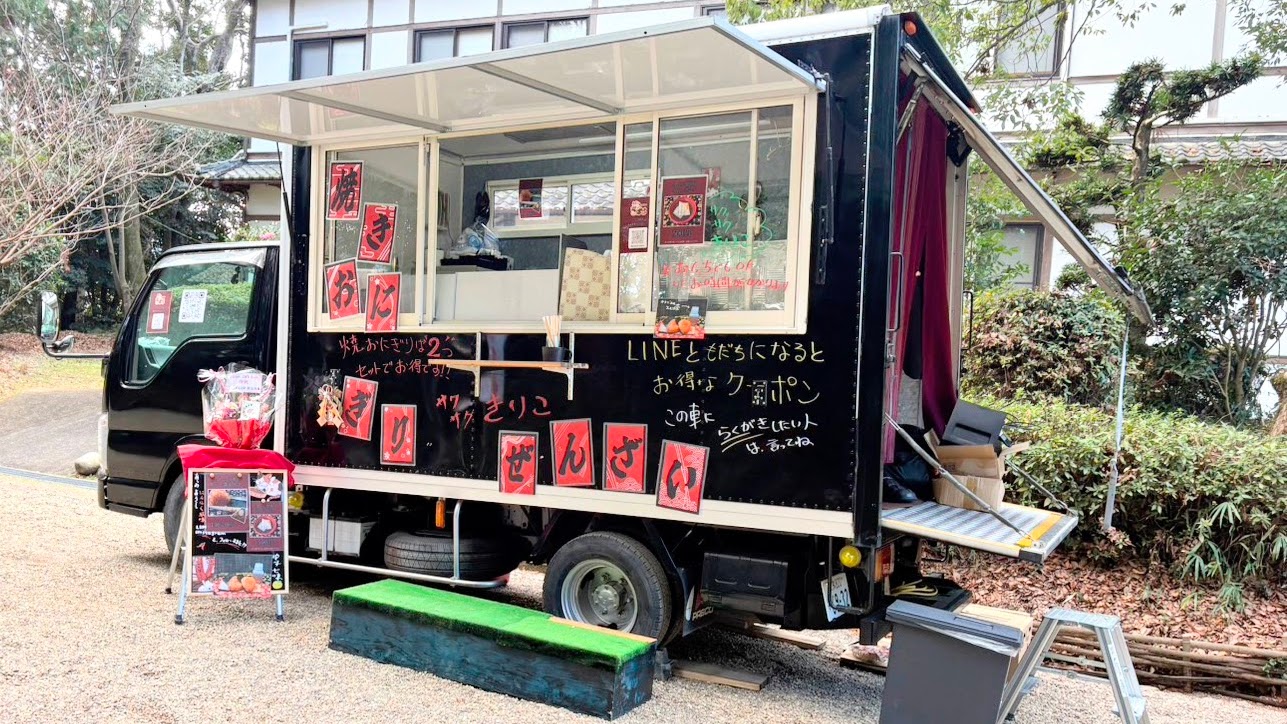 黒のキッチンカー