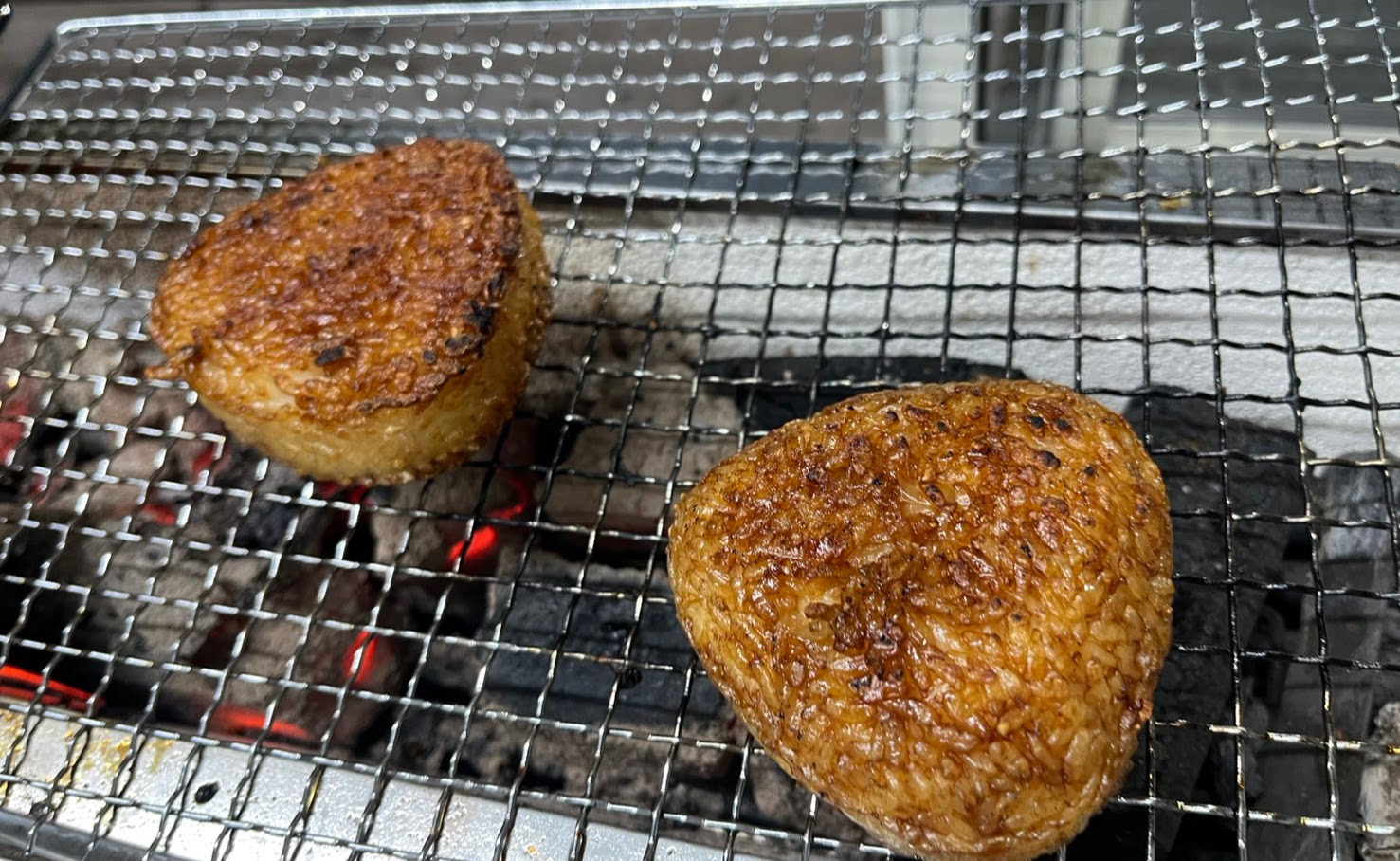 炭火で焼いている焼きおにぎり